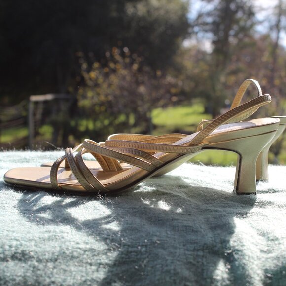 Carriage Court Size 9M Gold - Picture 2 of 7